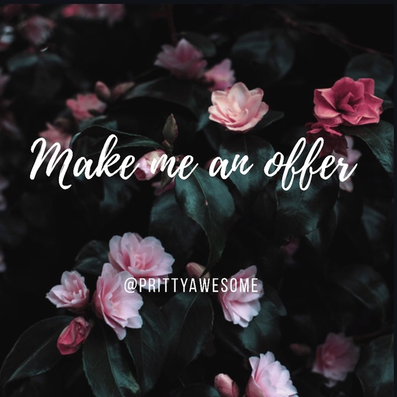 👩‍💻🧥👖🥿👗👚👕👢👙👜 - Picture 1 of 1